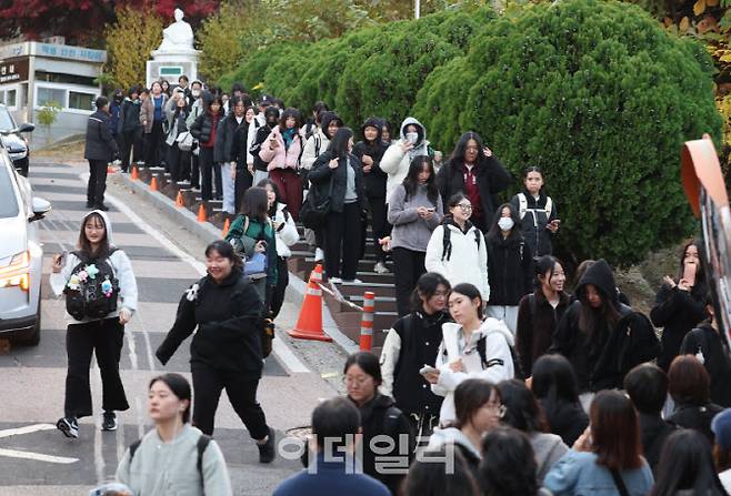 2026학년도 대학수학능력시험일인 13일 인천 중구 인일여자고등학교에서 수능 시험을 마친 수험생들이 시험장을 나오고 있다. (사진=뉴시스)