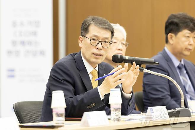 김성태 IBK기업은행장이 12일 부산 남구 부산국제금융센터에서 열린 중소기업 현장 간담회에서 중소기업 대표들과 대화하고 있다. (IBK기업은행 제공. 재판매 및 DB 금지) 2025.11.12/뉴스1