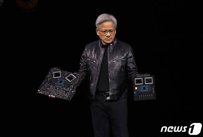 젠슨 황 엔비디아 최고경영자(CEO)가 18일(현지시간) 미국 캘리포니아 새너제이에서 진행된 엔비디아 주최 연례 개발자 회의 'GTC 2024'에서 생성형 인공지능(AI) 모델을 겨냥한 차세대 그래픽처리장치(GPU) 블랙웰(제품명 B200)을 공개하고 있다. 2024.3.18. ⓒ AFP=뉴스1 ⓒ News1 김성식 기자