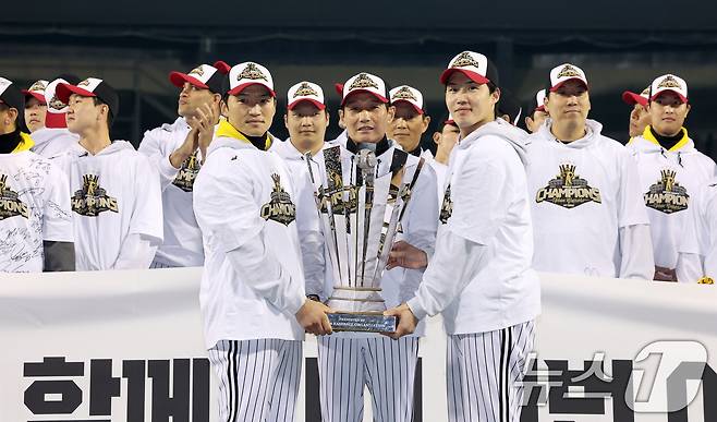 1일 서울 송파구 잠실야구장에서 열린 프로야구 LG트윈스의 2025 한국시리즈 우승 세리머니 팬 감사 행사 '더 리턴 오브 챔피언스'(The Return of Champions)'에서 염경엽 감독, 주장 박해민, MVP 김현수와 선수들이 챔피언 트로피 퍼포먼스를 하고 있다.  2025.11.1/뉴스1 ⓒ News1 이호윤 기자