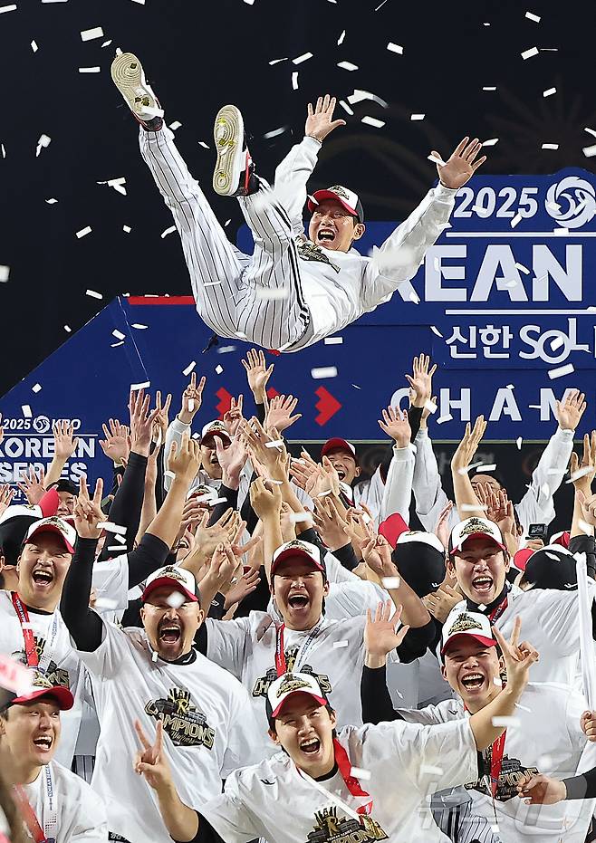 31일 대전 한화생명 볼파크에서 열린 2025 신한 SOL뱅크 KBO 한국시리즈(KS·7전 4선승제) 5차전에서 한화 이글스를 4-1로 제압하고 통합 우승을 차지한 LG 염경엽 감독이 선수들에게 헹가레를 받고 있다. 2025.10.31/뉴스1 ⓒ News1 김진환 기자