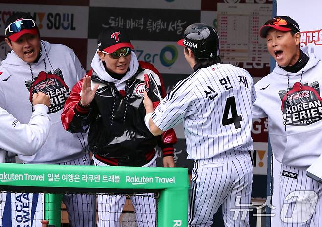 26일 오후 서울 송파구 잠실야구장에서 열린 프로야구 2025 신한 SOL뱅크 KBO 포스트시즌 한국시리즈 1차전 한화 이글스와 LG 트윈스의 경기, LG 염경엽 감독이 1회말 2사 2,3루 문보경의 적시타로 득점한 신민재와 손뼉을 마주치고 있다. 2025.10.26/뉴스1 ⓒ News1 구윤성 기자