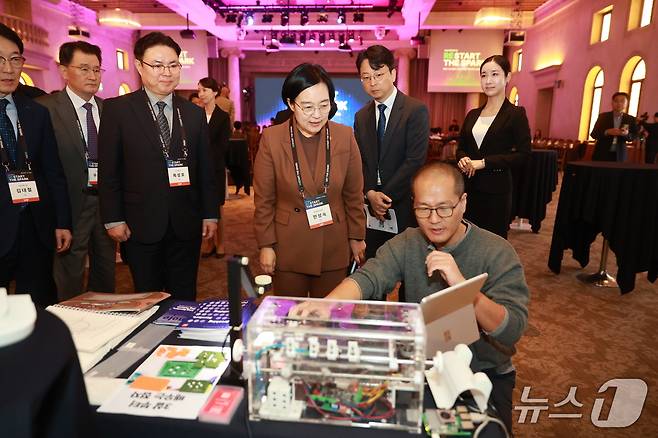 한성숙 중소벤처기업부 장관이 14일 서울 강남구 라움아트센터에서 열린 '2025 재도전의 날'에서 현장을 둘러보고 있다.(중소벤처기업부 제공)