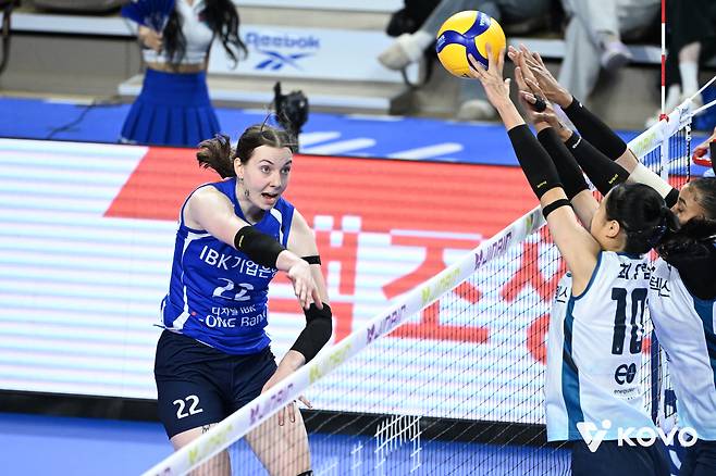 IBK기업은행 외국인 선수 빅토리아가 14일 화성종합경기타운 실내체육관에서 열린 진에어 2025-26 V리그 여자부 2라운드 GS칼텍스와 홈 경기에서 27점을 기록했으나 팀 패배를 막지 못했다. (KOVO 제공)