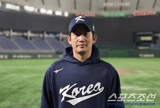 한국야구대표팀 최재훈이 13일 도쿄돔에서 첫 훈련을 마친 뒤 인터뷰를 하고 있다. 도쿄=권인하 기자