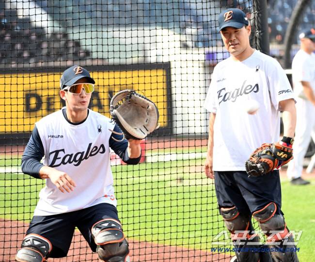 5일 대전 한화생명볼파크에서 열린 KT와 한화의 경기, 한화 최재훈과 이재원이 수비 훈련을 하고 있다. 대전=허상욱 기자wook@sportschosun.com/2025.06.05/