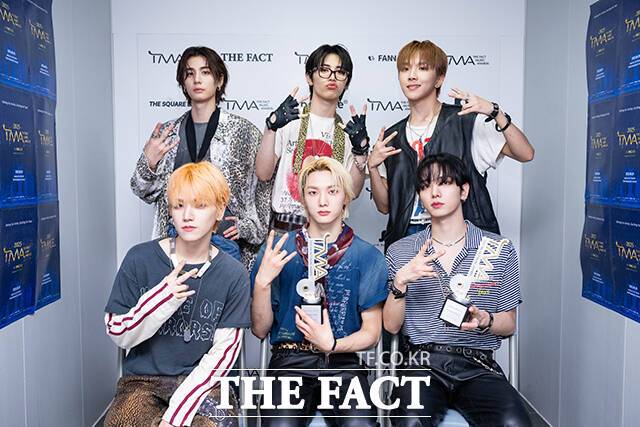<더팩트>가 주최하고 팬앤스타와 더스퀘어이엔엠이 주관하는 '2025 더팩트 뮤직 어워즈(THE FACT MUSIC AWARDS, TMA)'가 20일 오후 '마카오 아웃도어 퍼포먼스 베뉴'에서 열린 가운데 그룹 보이넥스트도어(BOYNEXTDOOR)가 인터뷰에 앞서 포즈를 취하고 있다. /마카오=박헌우 기자