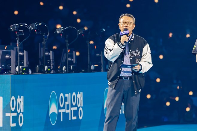 정진완 우리은행장이 지난 9월28일 인천 인스파이어아레나에서 열린 '2025 LCK 시상식'에서 우승자에게 축사를 하고 있는 모습. 우리은행 제공