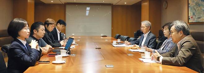 장련성 기자 왼쪽부터 시계 방향으로 민세진·장부승·김재련 위원, 조중식 부국장, 김도연 위원장, 김별아·한준 위원.