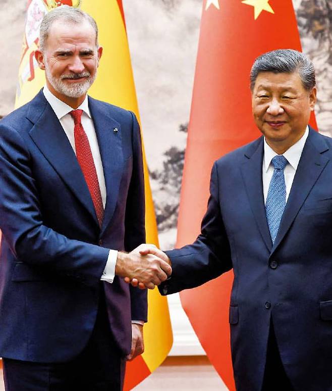 중국을 국빈 방문한 펠리페 6세(왼쪽) 스페인 국왕이 12일 베이징 인민대회당에서 시진핑 중국 국가주석과 악수하고 있다. /로이터 연합뉴스