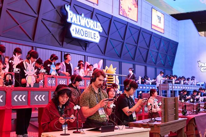 13일 부산 해운대구 벡스코에서 열린 국내 최대 게임전시회 ‘지스타(G-STAR) 2025’ 현장. 크래프톤 부스에서 관람객들이 ‘팰월드 모바일’을 시연하고 있다. / 크래프톤 제공