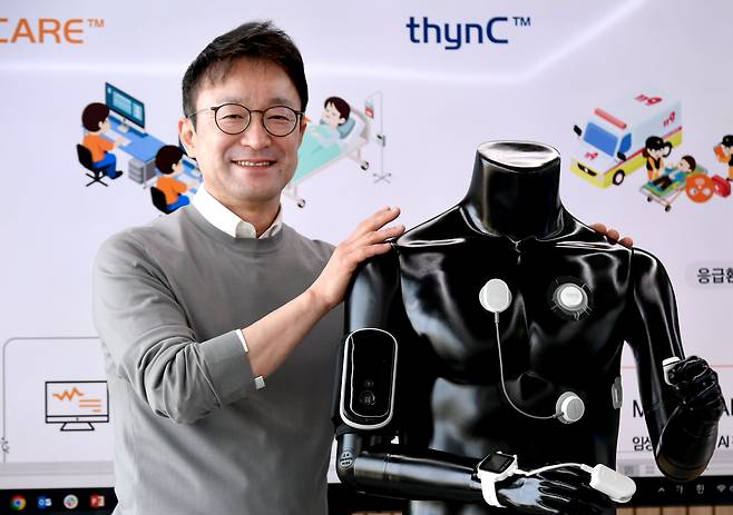 이영신 씨어스테크놀로지 대표가 조선비즈와의 인터뷰에서 '모비케어' 웨어러블 심전도 기기에 대해 설명하는 장면./조선비즈