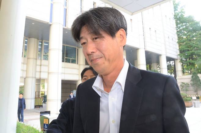 대장동 개발 비리 의혹 사건에 연루돼 특정경제범죄 가중처벌법상 배임 등 혐의로 기소된 남욱 변호사가 지난달 31일 서울 서초구 서울중앙지방법원에서 열린 1심 선고공판에 출석하고 있다. /뉴스1