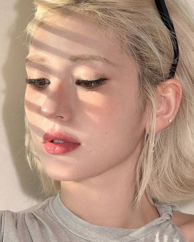 시럽광 글로우 립 메이크업을 선보인 전소미. 인스타그램 @somsomi0309