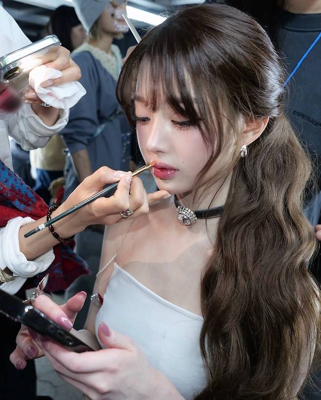 완벽한 꾸꾸꾸 글로우 립 메이크업을 한 장원영. 인스타그램 @for_everyoung10