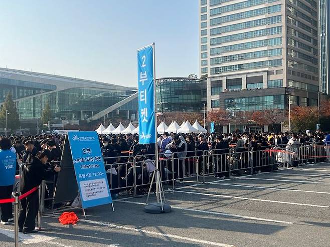 관람객들이 14일 오전 부산 벡스코에서 열린 국내 최대 게임전시회 '지스타 2025' 입장을 기다리고 있다.ⓒ데일리안 이주은 기자