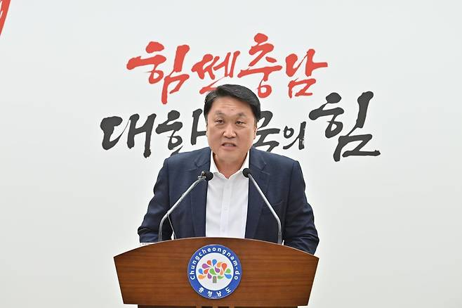 안호 충남도 산업경제실장이 도청 프레스센터에서 기자회견을 열고 ‘첨단 디스플레이 국가연구플랫폼’ 유치 성공을 발표하고 있다. 충남도 제공