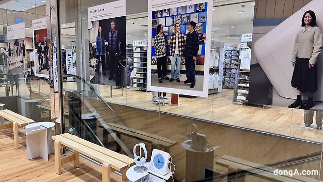 유니클로 롯데백화점 대전점은 매장 가운데 백화점 1층 성심당에서 바로 입장할 수 있는 전용 에스컬레이터를 설치했다.&nbsp; 윤우열 기자 cloudancer@donga.com