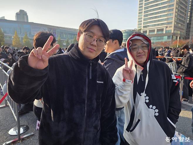 지스타(G-STAR) 2025에 입장하기 위해 전날 10시부터 밤새 줄을 선 김민준 씨(20)와 전권석 씨(36). 부산=박종민 기자 blick@donga.com