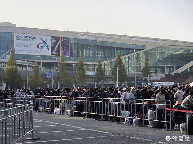 14일 오전 8시반경 부산 벡스코 앞에 지스타 2025 입장을 대기하고 있는 줄이 길게 늘어서 있다. 부산=박종민 기자 blick@donga.com