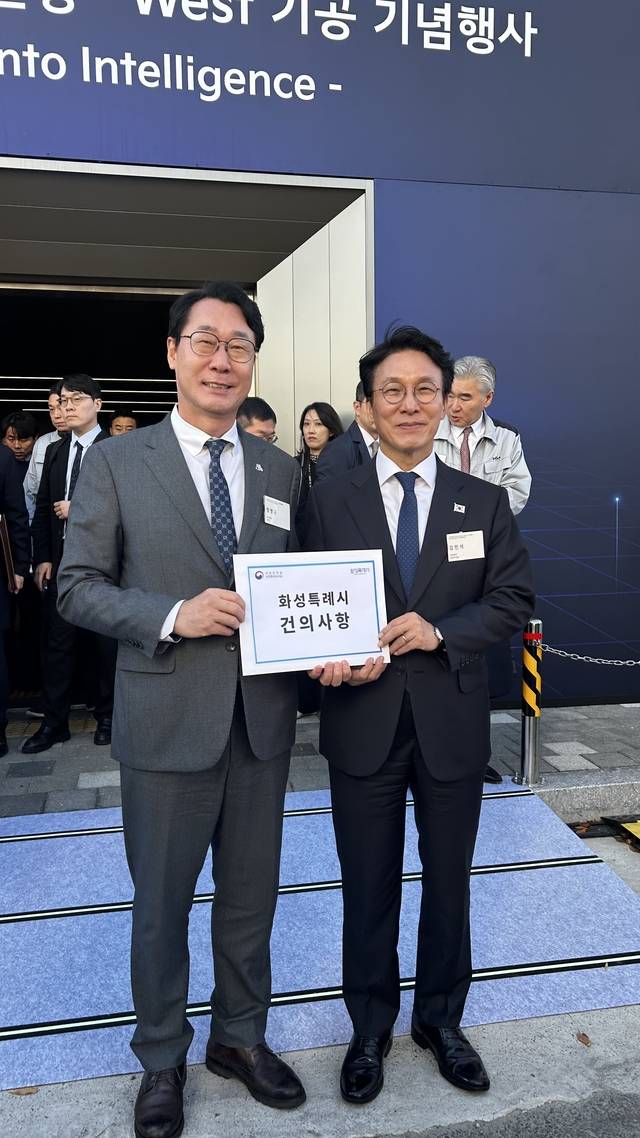 정명근 화성특례시장이 14일 김민석 국무총리에게 화성무역항 신설 등 화성시 건의사항을 전달했다. 사진=화성특례시 제공