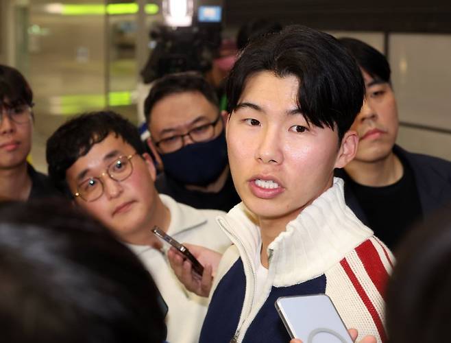 [인천공항=뉴시스] 배훈식 기자 = 미국 메이저리그 월드시리즈 챔피언 LA 다저스의 김혜성이 6일 오후 인천국제공항을 통해 귀국하며 취재진의 질문에 답하고 있다. 2025.11.06. dahora83@newsis.com /사진=뉴시스