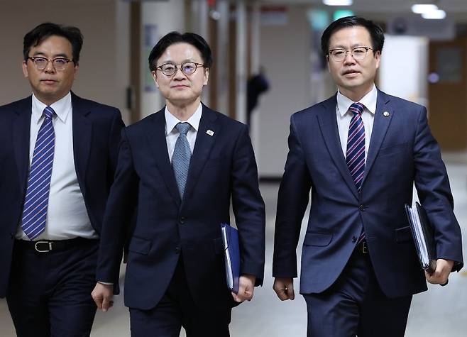 김정관 산업통상부 장관과 여한구 통상교섭본부장이 14일 서울 종로구 정부서울청사에서 한미 관세협상 팩트시트 및 MOU 관련 브리핑을 하기 위해 이동하고 있다. 연합뉴스