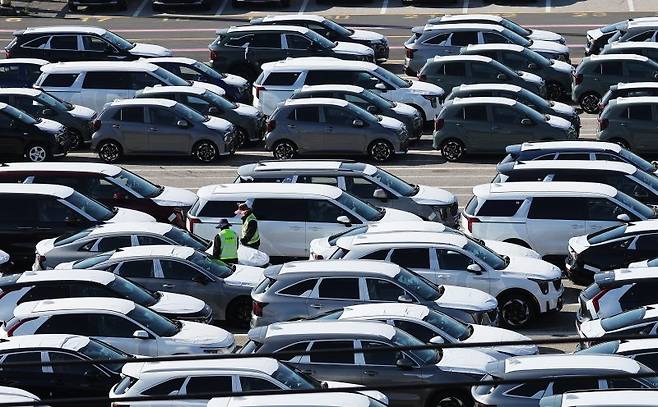 한미 관세·안보 협상의 결과물인 '조인트 팩트시트'(공동 설명자료)가 14일 최종 확정됐다. 이재명 대통령은 이날 오전 서울 용산 대통령실에서 팩트시트 내용이 최종 합의됐다는 사실을 직접 발표했다. 사진은 14일 경기도 평택항에 수출용 자동차가 세워져 있는 모습. 연합뉴스