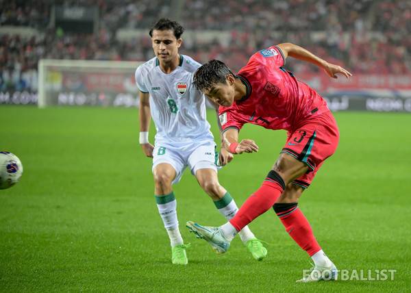 이명재(오른쪽, 남자 축구대표팀). 서형권 기자