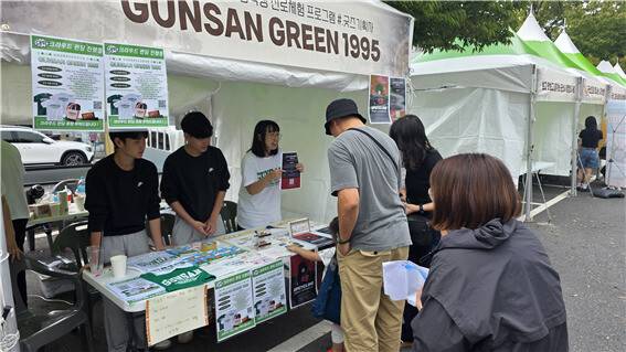 지난 10월 열린 ‘군산시간여행축제’에서 학생들은 부스를 운영해 직접 만든 제품을 시민에게 선보였다. 군산시 제공