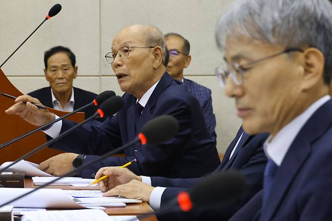 1950년 9월 진도중학교 1학년생으로 경찰에 학살당한 허훈옥(당시 14살)의 동생 허경옥(가운데)씨가 지난해 10월10일 오후 서울 여의도 국회에서 열린 행정안전위원회 진실화해위 국정감사에 참석해 진실규명이 보류된 것에 억울함을 호소하고 있다. 하지만 김광동 진실화해위원장은 현장에서 “일방적 진술일 수 있다. 피해자가 가해 활동에 있지 않았다고 단정할 수 없다”고 반박했다. 윤운식 선임기자 yws@hani.co.kr