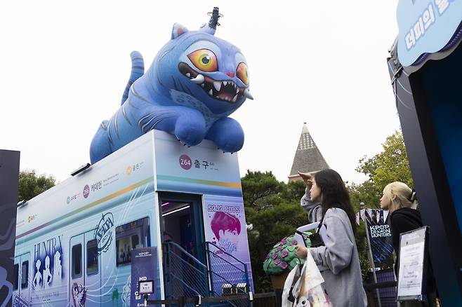 경기도 용인 에버랜드에 설치된 케이팝데몬헌터스 테마존. 업계 불문 온갖 대상에 ‘K-’가 달라붙는 가운데, K 바깥을 상상해보면 어떨까. EPA 연합뉴스