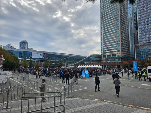 13일 부산 해운대구 벡스코에서 열린 '지스타 2025' 입장을 위해 관람객들이 대기하고 있다. 부산=박준석 기자