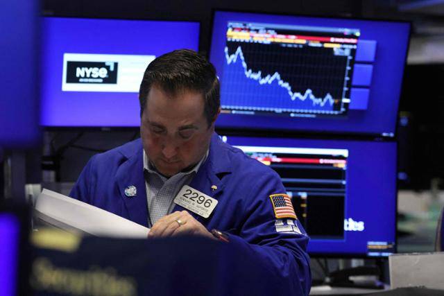 13일 미국 뉴욕증권거래소(NYSE)에서 트레이더가 업무를 보고 있다. 뉴욕=AFP 연합뉴스