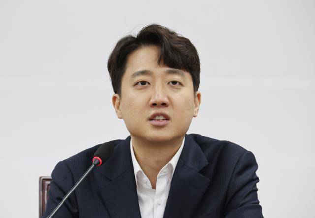이준석 개혁신당 대표가 3일 서울 여의도 국회의사당에서 열린 최고위원회의에 참석해 발언하고 있다. 연합뉴스