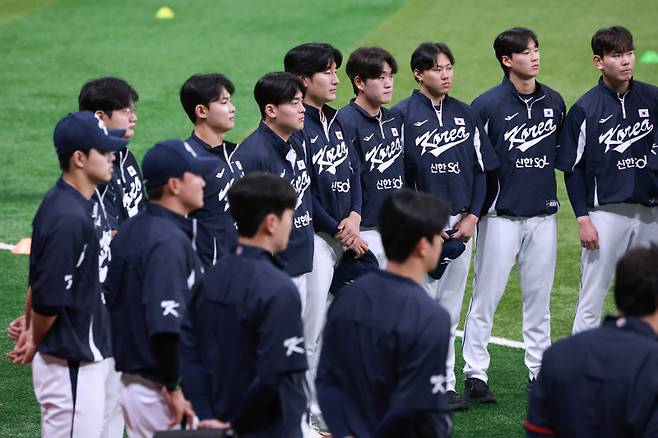 <yonhap photo-5997="">한국과 체코의 국가대표 평가전을 하루 앞둔 7일 서울 고척스카이돔에서 한국 대표팀 선수들이 훈련을 시작하기에 앞서 모여 있다. 대표팀은 오는 15일과 16일 일본 도쿄돔에서 일본 대표팀과 평가전을 치를 예정이다. <저작권자 ⓒ 1980-2025 ㈜연합뉴스. 무단 전재 재배포 금지, AI 학습 및 활용 금지></yonhap>