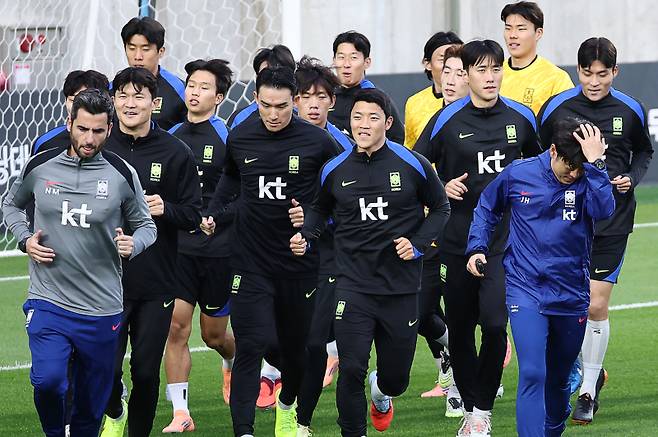 <yonhap photo-3810=""> 훈련하는 축구대표팀 (천안=연합뉴스) 윤동진 기자 = 11일 충남 천안 대한민국축구종합센터에서 축구대표팀이 훈련하고 있다. 2025.11.11 mon@yna.co.kr/2025-11-11 16:49:57/ <저작권자 ⓒ 1980-2025 ㈜연합뉴스. 무단 전재 재배포 금지, AI 학습 및 활용 금지></yonhap>