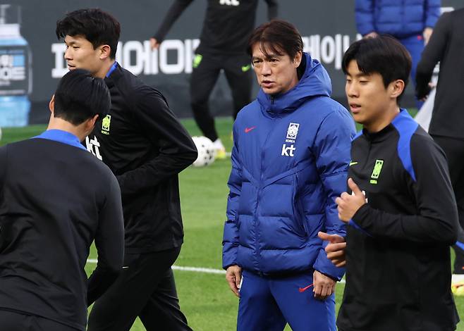 <yonhap photo-3866=""> 훈련 지켜보는 홍명보 감독 (천안=연합뉴스) 윤동진 기자 = 홍명보 축구대표팀 감독이 11일 충남 천안 대한민국축구종합센터에서 진행된 오픈트레이닝에서 선수들에게 지시를 내리고 있다. 2025.11.11 mon@yna.co.kr/2025-11-11 17:12:37/ <저작권자 ⓒ 1980-2025 ㈜연합뉴스. 무단 전재 재배포 금지, AI 학습 및 활용 금지></yonhap>