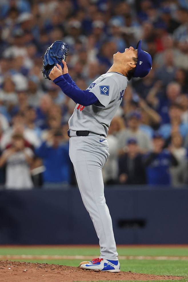 <yonhap photo-5923="">2025 월드시리즈 7차전에 구원 등판해 우승을 확정한 뒤 환호하는 야마모토 요시노부. [AFP=연합뉴스]</yonhap>