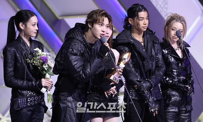 ‘2025 코리아 그랜드 뮤직 어워즈 with iM뱅크’(2025 KGMA) 첫날 아티스트데이가 14일 오후 인천 영종도 인스파이어 아레나에서 펼쳐졌다. 그룹 올데이프로젝트가 IS 라이징 스타 상을 수상하고 수상 소감을 말하고 있다. KGMA는 한 해 동안 국내외 팬들에게 많은 사랑을 받은 K팝 아티스트와 작품들을 조명해 차별화된 콘텐츠를 선보이는 K팝 축제다. 올해는 KGMA 조직위원회와 크리에이터링, 디오디가 공동 주관하며, 인천광역시와 인천관광공사가 후원한다. 타이틀 스폰서로는 iM뱅크가 함께한다. 2025 KGMA는 KT ENA가 주관 방송사로 참여하며, 틱톡라이브를 통해 일본, 중국을 제외한 국내 및 글로벌에 생중계된다. 일본에서는 훌루 재팬을 통해 실시간으로 볼 수 있다. 영종도(인천)=KGMA특별취재단/2025.11.14./