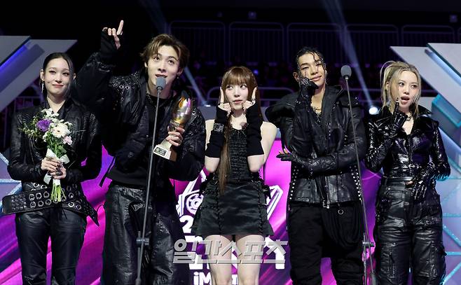 2025 코리아 그랜드 뮤직 어워즈 with iM뱅크’(2025 KGMA) 첫날 아티스트데이가 14일 오후 인천 영종도 인스파이어 아레나에서 펼쳐졌다. IS라이징스타상을 수상한 그룹 올데이프로젝트가 소감을 말하고 있다. KGMA는 한 해 동안 국내외 팬들에게 많은 사랑을 받은 K팝 아티스트와 작품들을 조명해 차별화된 콘텐츠를 선보이는 K팝 축제다. 올해는 KGMA 조직위원회와 크리에이터링, 디오디가 공동 주관하며, 인천광역시와 인천관광공사가 후원한다. 타이틀 스폰서로는 iM뱅크가 함께한다. 2025 KGMA는 KT ENA가 주관 방송사로 참여하며, 틱톡라이브를 통해 일본, 중국을 제외한 국내 및 글로벌에 생중계된다. 일본에서는 훌루 재팬을 통해 실시간으로 볼 수 있다.&nbsp; 영종도(인천)=KGMA특별취재단/2025.11.14./