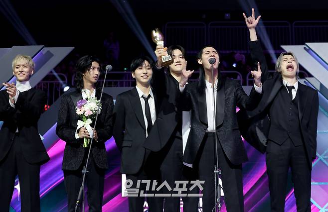 2025 코리아 그랜드 뮤직 어워즈 with iM뱅크’(2025 KGMA) 첫날 아티스트데이가 14일 오후 인천 영종도 인스파이어 아레나에서 펼쳐졌다. 엑스디너리 히어로즈가 베스트아티스트상울 수상하고 소감을 말하고 있다. KGMA는 한 해 동안 국내외 팬들에게 많은 사랑을 받은 K팝 아티스트와 작품들을 조명해 차별화된 콘텐츠를 선보이는 K팝 축제다. 올해는 KGMA 조직위원회와 크리에이터링, 디오디가 공동 주관하며, 인천광역시와 인천관광공사가 후원한다. 타이틀 스폰서로는 iM뱅크가 함께한다. 2025 KGMA는 KT ENA가 주관 방송사로 참여하며, 틱톡라이브를 통해 일본, 중국을 제외한 국내 및 글로벌에 생중계된다. 일본에서는 훌루 재팬을 통해 실시간으로 볼 수 있다. 영종도(인천)=KGMA특별취재단/2025.11.14./