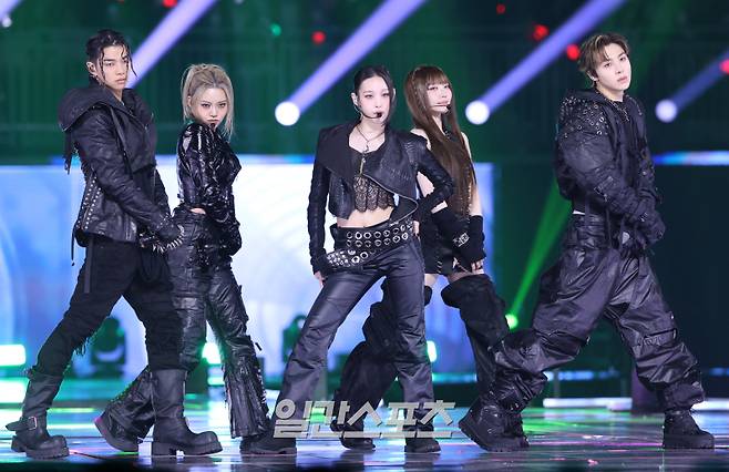 ‘2025 코리아 그랜드 뮤직 어워즈 with iM뱅크’(2025 KGMA) 첫날 아티스트데이가 14일 오후 인천 영종도 인스파이어 아레나에서 펼쳐졌다. 그룹 올데이프로젝트가 공연을 펼치고 있다. KGMA는 한 해 동안 국내외 팬들에게 많은 사랑을 받은 K팝 아티스트와 작품들을 조명해 차별화된 콘텐츠를 선보이는 K팝 축제다. 올해는 KGMA 조직위원회와 크리에이터링, 디오디가 공동 주관하며, 인천광역시와 인천관광공사가 후원한다. 타이틀 스폰서로는 iM뱅크가 함께한다. 2025 KGMA는 KT ENA가 주관 방송사로 참여하며, 틱톡라이브를 통해 일본, 중국을 제외한 국내 및 글로벌에 생중계된다. 일본에서는 훌루 재팬을 통해 실시간으로 볼 수 있다.&nbsp; 영종도(인천)=KGMA특별취재단/2025.11.14./