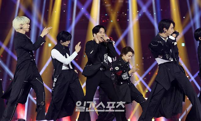 2025 코리아 그랜드 뮤직 어워즈 with iM뱅크’(2025 KGMA) 첫날 아티스트데이가 14일 오후 인천 영종도 인스파이어 아레나에서 펼쳐졌다. 에이티즈가 멋진 무대를 꾸미고 있다. KGMA는 한 해 동안 국내외 팬들에게 많은 사랑을 받은 K팝 아티스트와 작품들을 조명해 차별화된 콘텐츠를 선보이는 K팝 축제다. 올해는 KGMA 조직위원회와 크리에이터링, 디오디가 공동 주관하며, 인천광역시와 인천관광공사가 후원한다. 타이틀 스폰서로는 iM뱅크가 함께한다. 2025 KGMA는 KT ENA가 주관 방송사로 참여하며, 틱톡라이브를 통해 일본, 중국을 제외한 국내 및 글로벌에 생중계된다. 일본에서는 훌루 재팬을 통해 실시간으로 볼 수 있다.&nbsp; 영종도(인천)=KGMA특별취재단/2025.11.14./