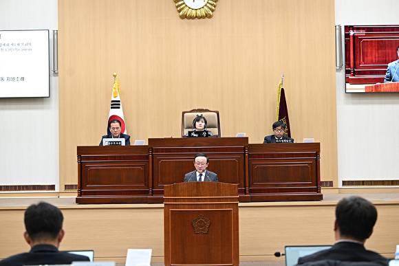 김덕현 군수가 제298회 연천군의회 제2차 정례회에 참석해 군정연설을 하고 있다. [사진=연천군]