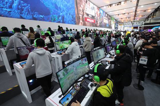 국내 최대 글로벌 게임전시 ‘지스타 2025’가 13일 부산 벡스코에서 개막했다. 관람객들이 넷마블 시연 부스에서 게임을 즐기고 있다. 송봉근 객원기자