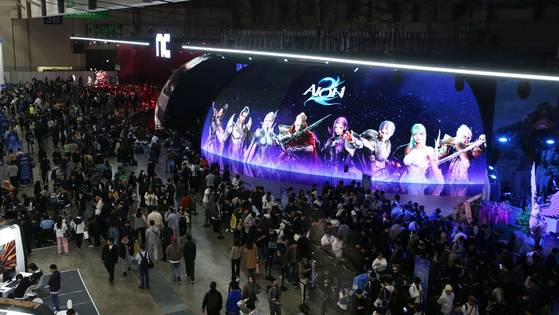 엔씨소프트 ‘아이온2’ 시연존에는 100m이상 긴 대기 줄이 늘어섰다. [사진 엔씨소프트]