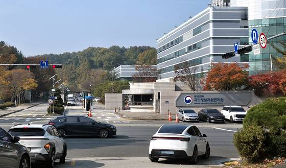 국가정보자원관리원 대전 본원 정문으로 자동차가 이동하고 있다. 김성태 객원기자