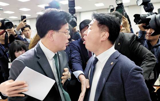 송언석 국민의힘 원내대표(왼쪽)와 이기헌 더불어민주당 의원이 지난 6일 국회에서 열린 운영위원회의 대통령비서실 등 국정감사에서 여야 설전으로 정회된 직후 충돌하고 있다. 임현동 기자