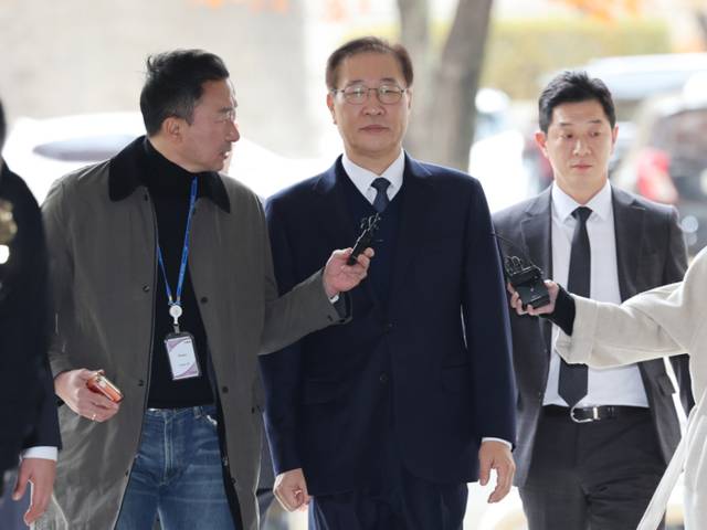 ▲ 내란 중요임무 종사 및 직권남용 권리행사 방해 혐의로 구속영장이 청구된 박성재 전 법무부 장관이 13일 서울 서초구 서울중앙지법에서 열린 구속 전 피의자 심문(영장실질심사)에 출석하기 위해 법정으로 향하고 있다. 2025.11.13 연합뉴스